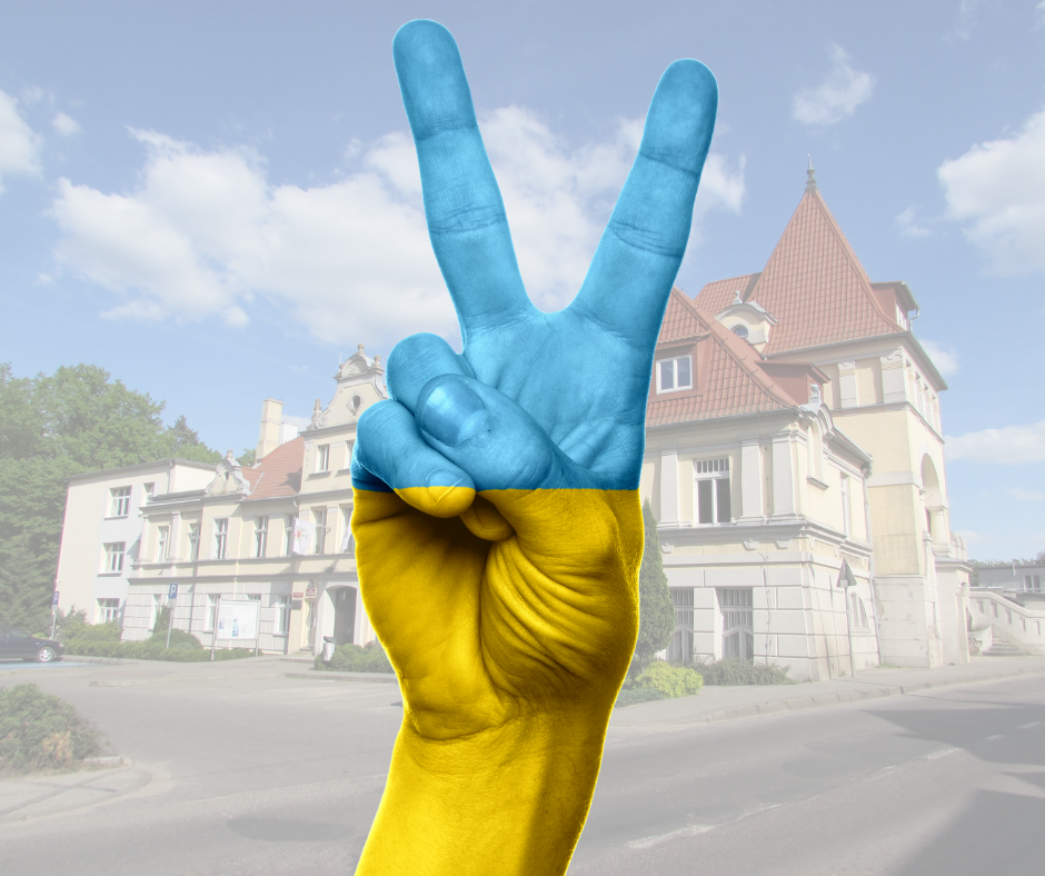 grafika pokazująca dłoń z dwoma palcami skierowanymi ku górze w barwach Ukrainy